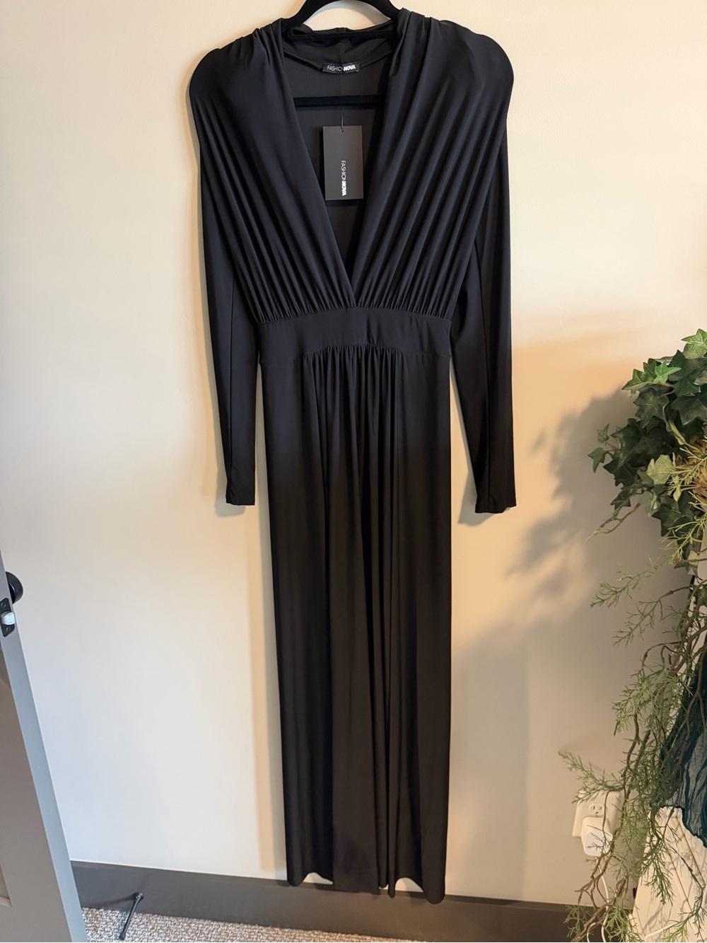 Elegant Black Long-Sleeve V-Neck M Slit Maxi Dress